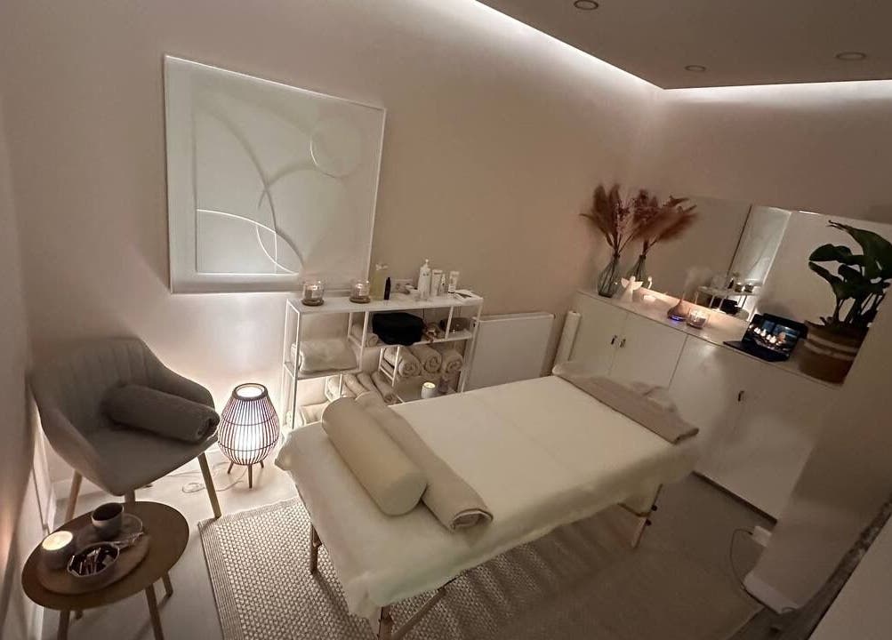 Интерьер Cloud Nine Studio Massaje De Pijp в Амстердаме, Noord-Holland, NL — массажная комната с мягким освещением.