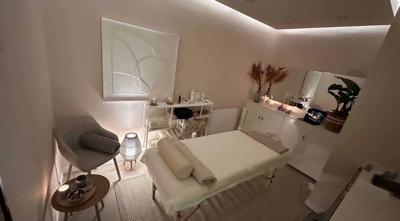 Интерьер Cloud Nine Studio Massaje De Pijp в Амстердаме, Noord-Holland, NL — массажная комната с мягким освещением.