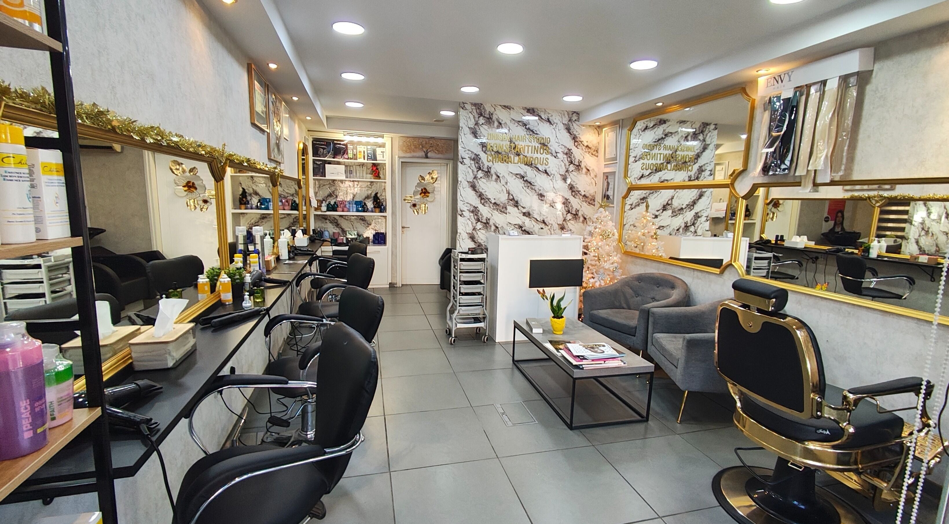 Εσωτερικό στο Unisex hair studio Kwnstantinos Charalambous, Τσέρι, Λευκωσία, CY με καρέκλες και καθρέφτες.