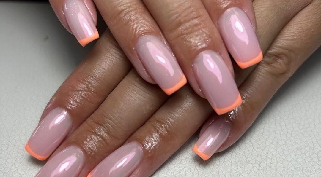 Manucure élégante avec un vernis rose et orange vif à Élégance by Sarah, Noisy-le-grand, Île-de-France, FR.