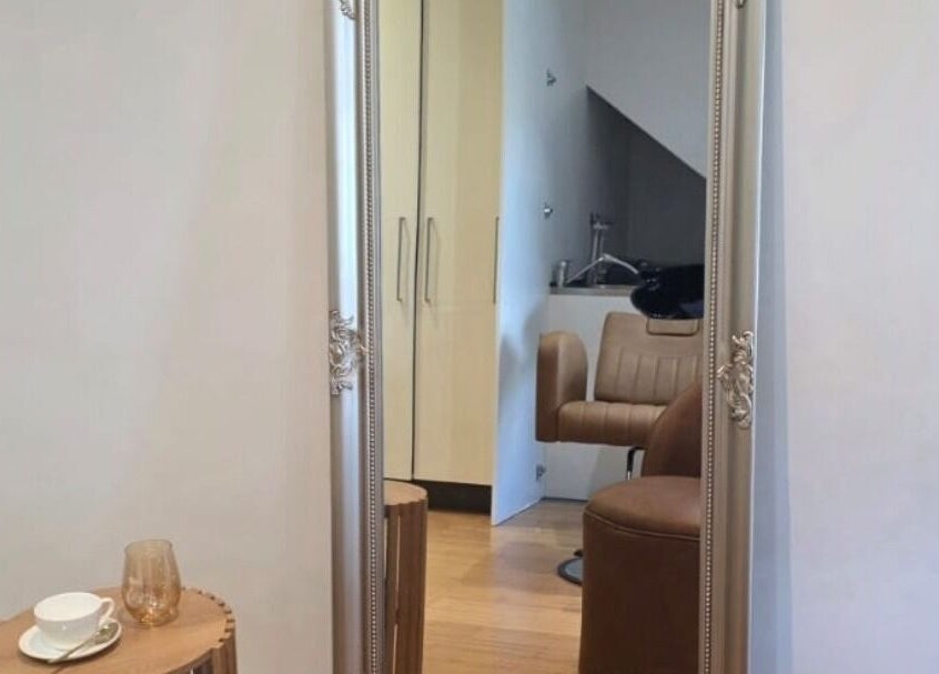 Elegant salon chair and mirror at Jocelyn Hair Xo, Melbourne, AU. Cozy refinement.