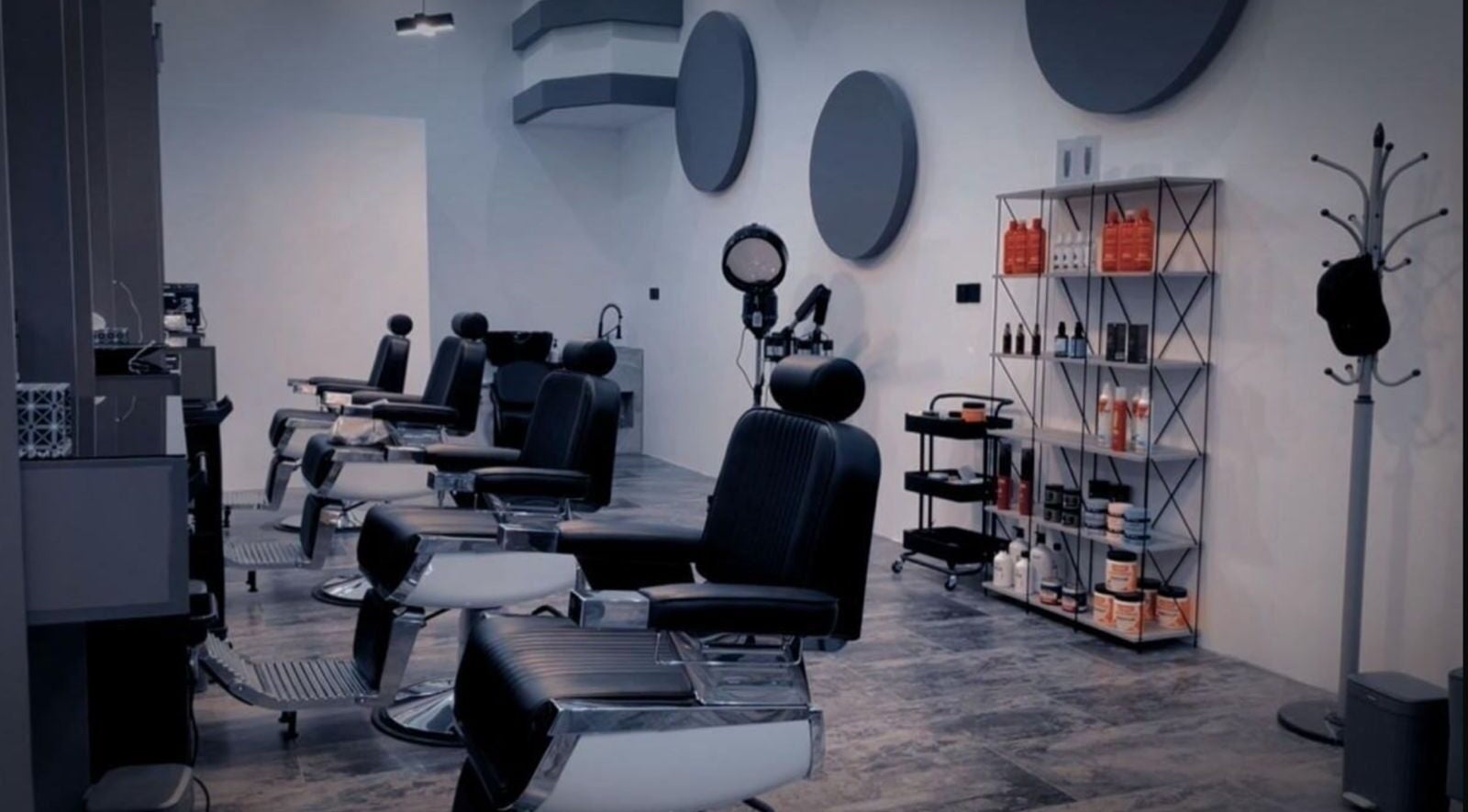 صالون حلاقة فاخر في 7CUT، الهفوف، الشرقية، السعودية يضم كراسي حديثة وأدوات تجميل.