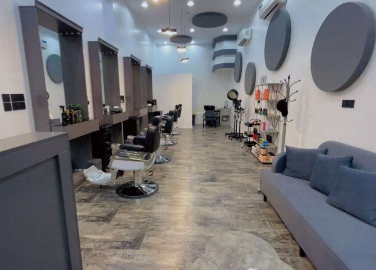 منظر داخلي لصالون 7CUT في الهفوف، المنطقة الشرقية، SA يجمع بين الأناقة والراحة.