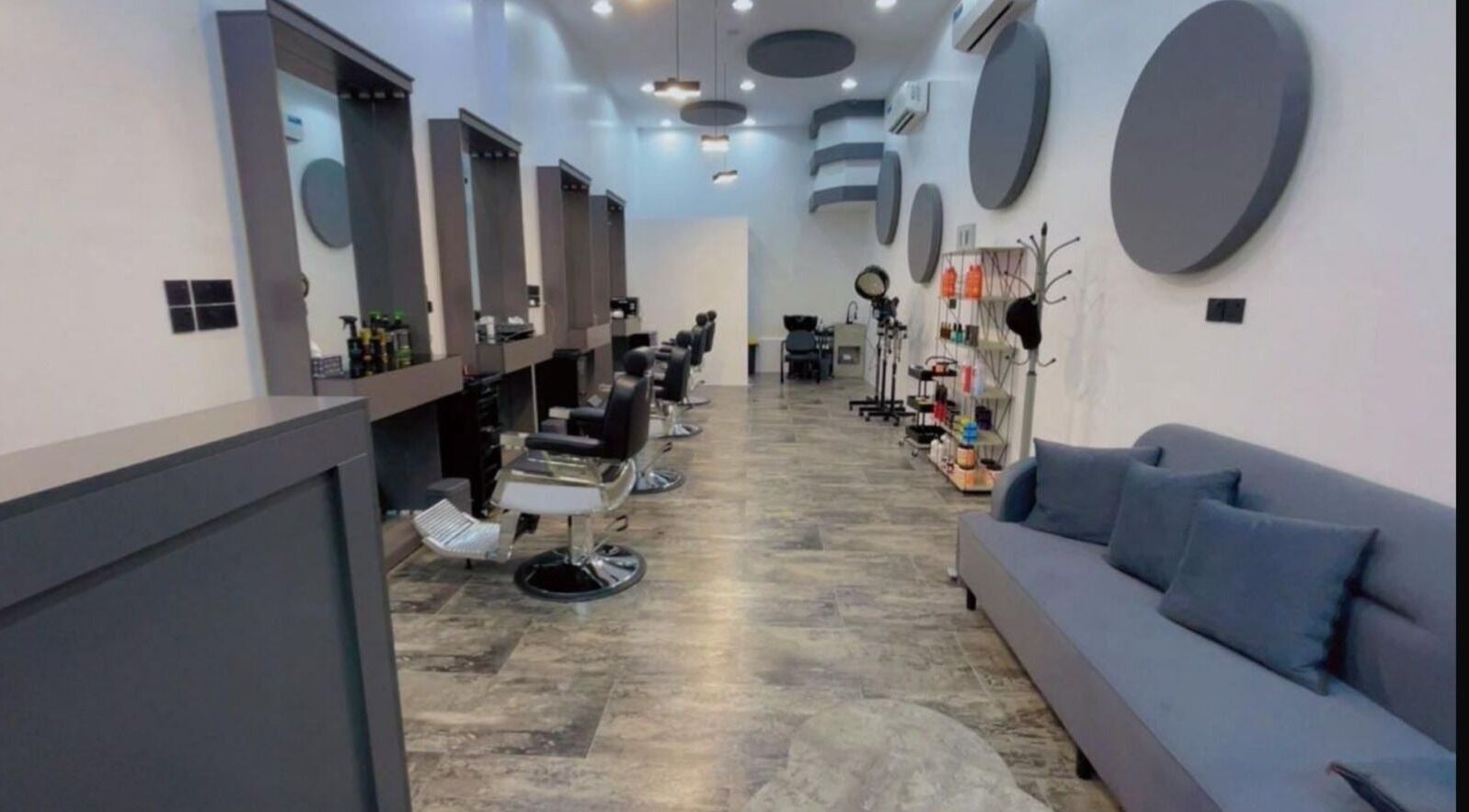 منظر داخلي لصالون 7CUT في الهفوف، المنطقة الشرقية، SA يجمع بين الأناقة والراحة.