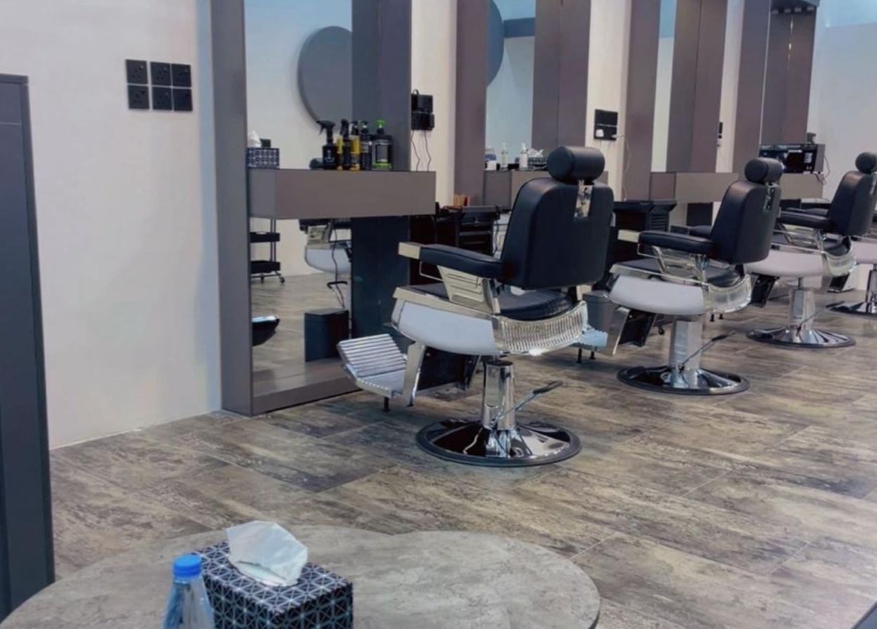 تصميم عصري للصالون في 7CUT، الهفوف، المنطقة الشرقية، SA مع كراسي فاخرة وجو مريح.