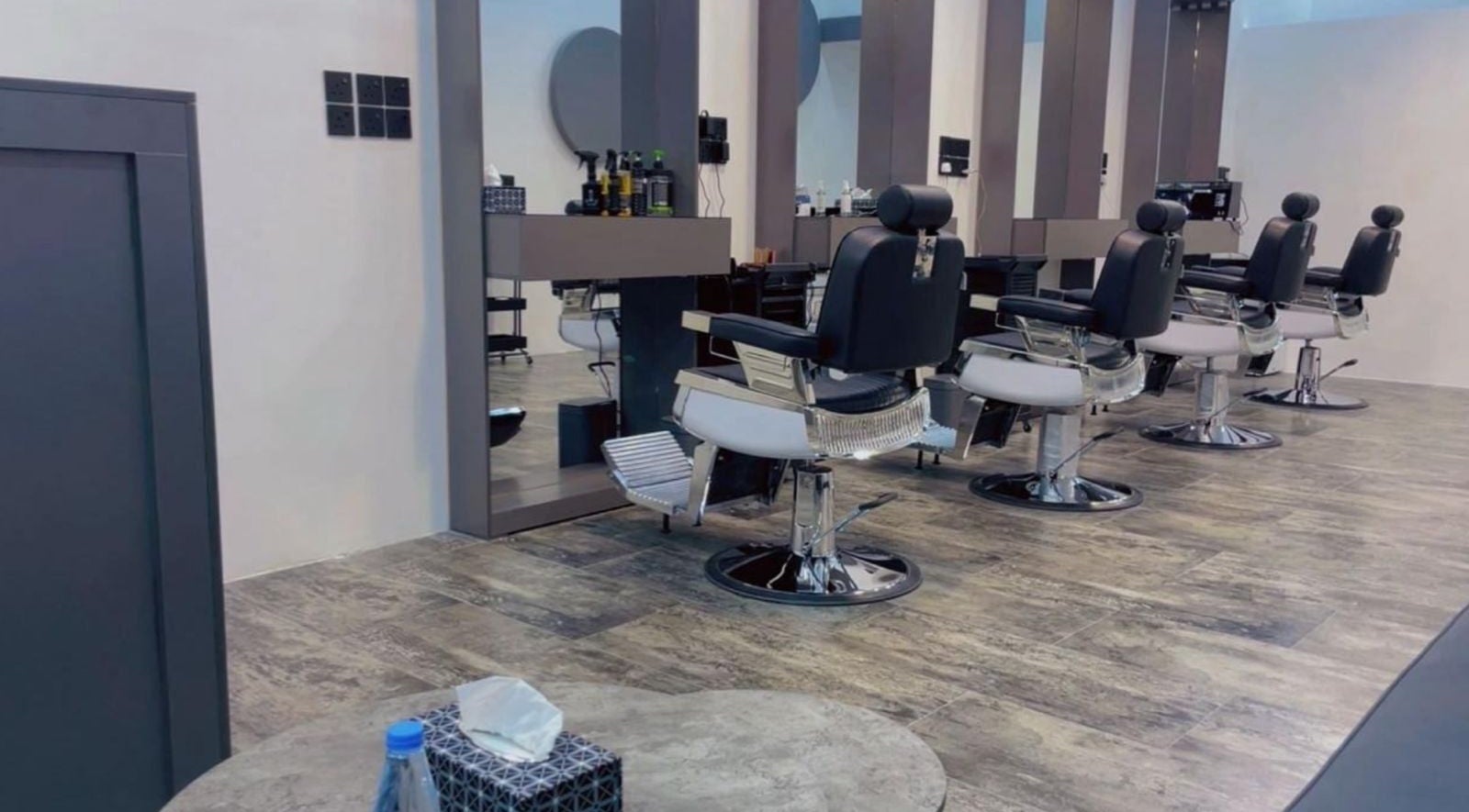 تصميم عصري للصالون في 7CUT، الهفوف، المنطقة الشرقية، SA مع كراسي فاخرة وجو مريح.