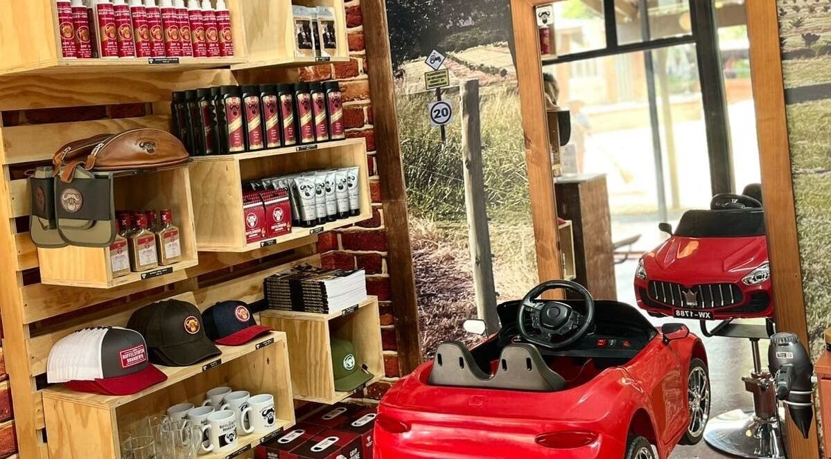 Buffelsfontein Barbier Menlo Park in Pretoria offers stylish men's grooming with luxury products and accessories.