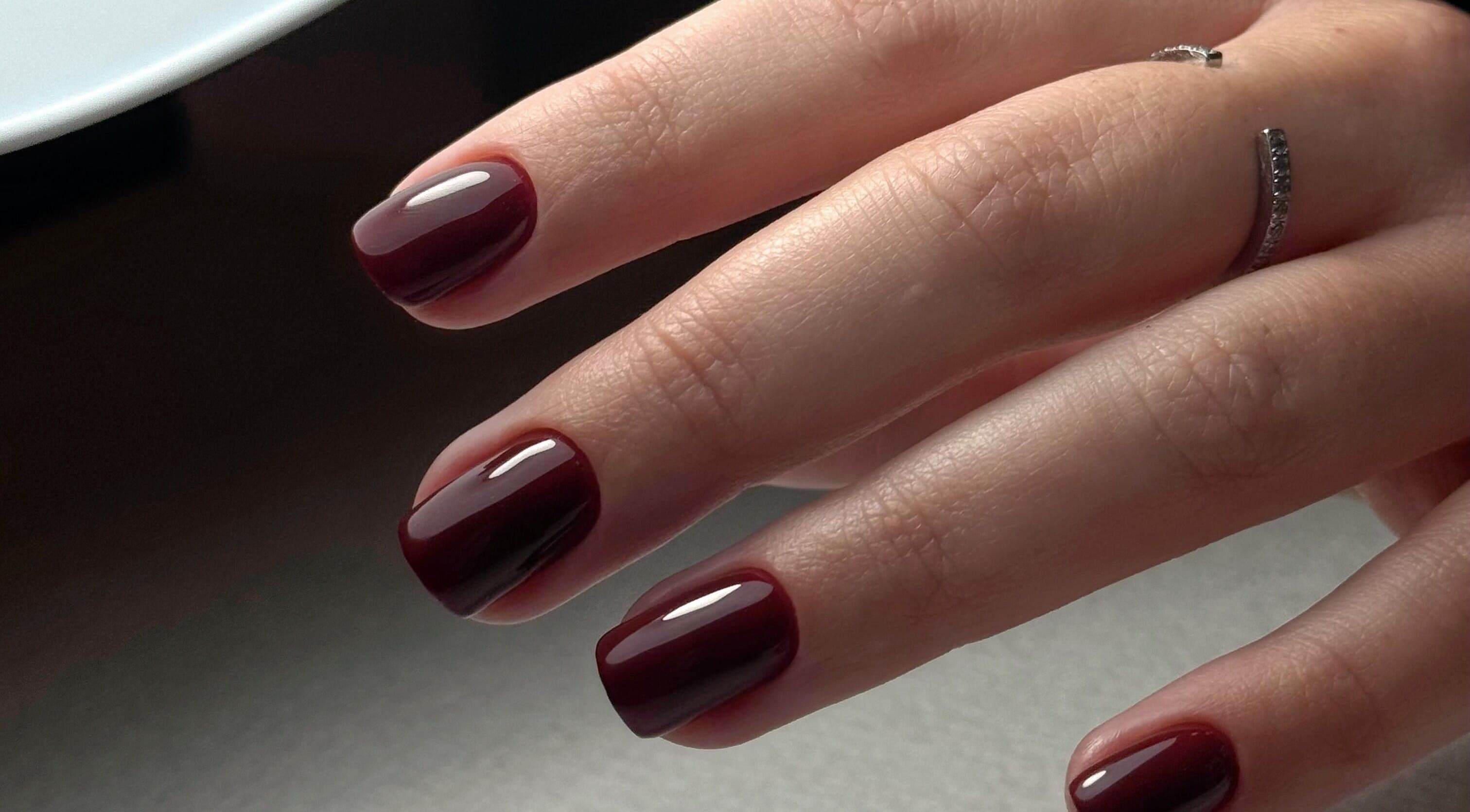 Ongles vernis rouge profond à Ivars House, Paris, Île-de-France, FR, reflétant élégance et soin.