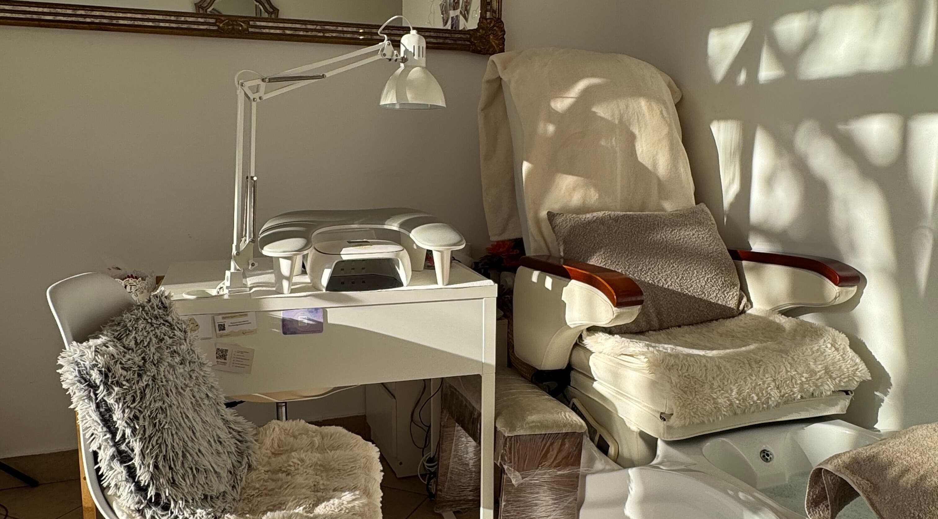 Espace de détente chic à Ivars House, Paris, Île-de-France, FR, avec fauteuil et bureau modernes.