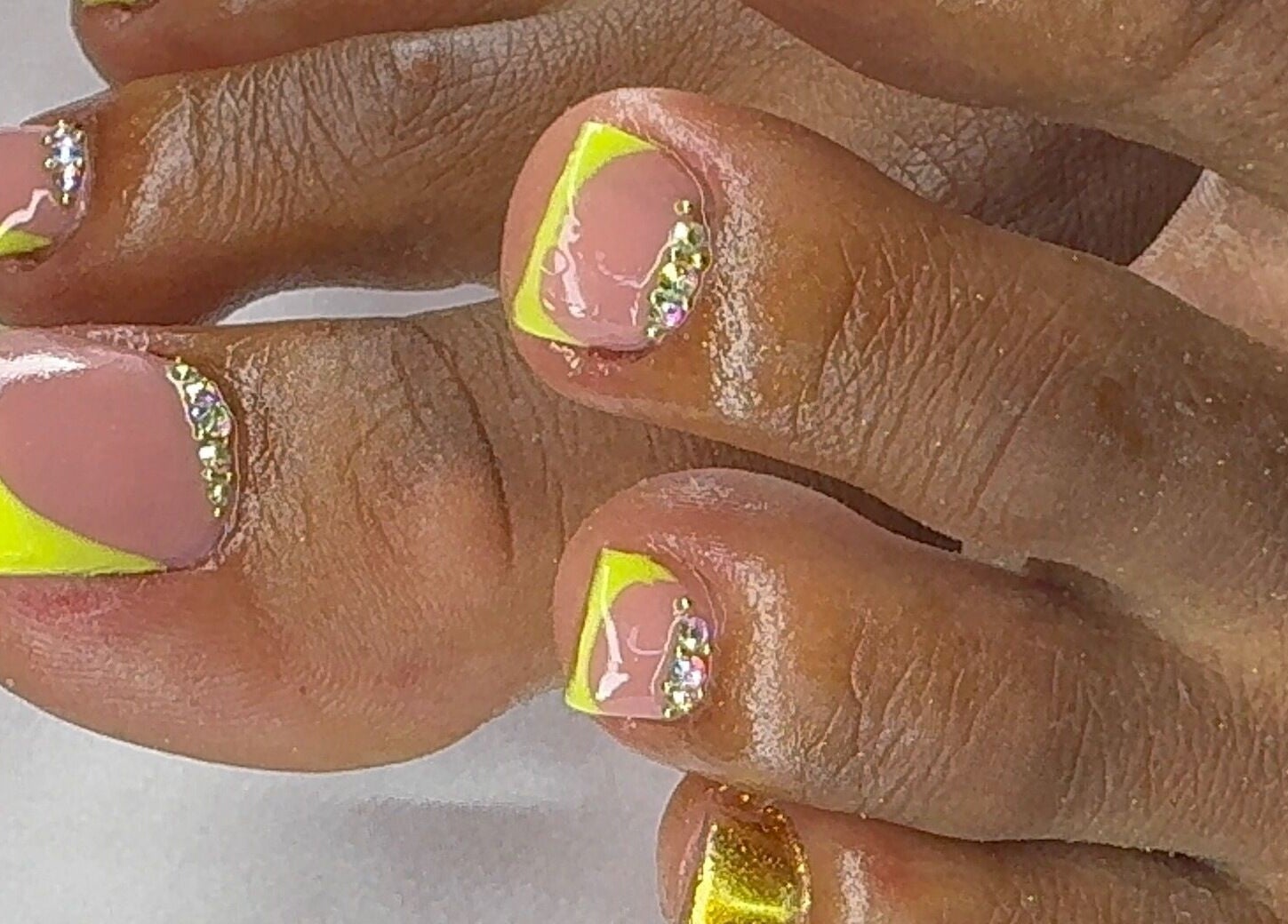 Design ongles avec paillettes chez Mel beauty nail’s, LAMENTIN, Guadeloupe, GP.