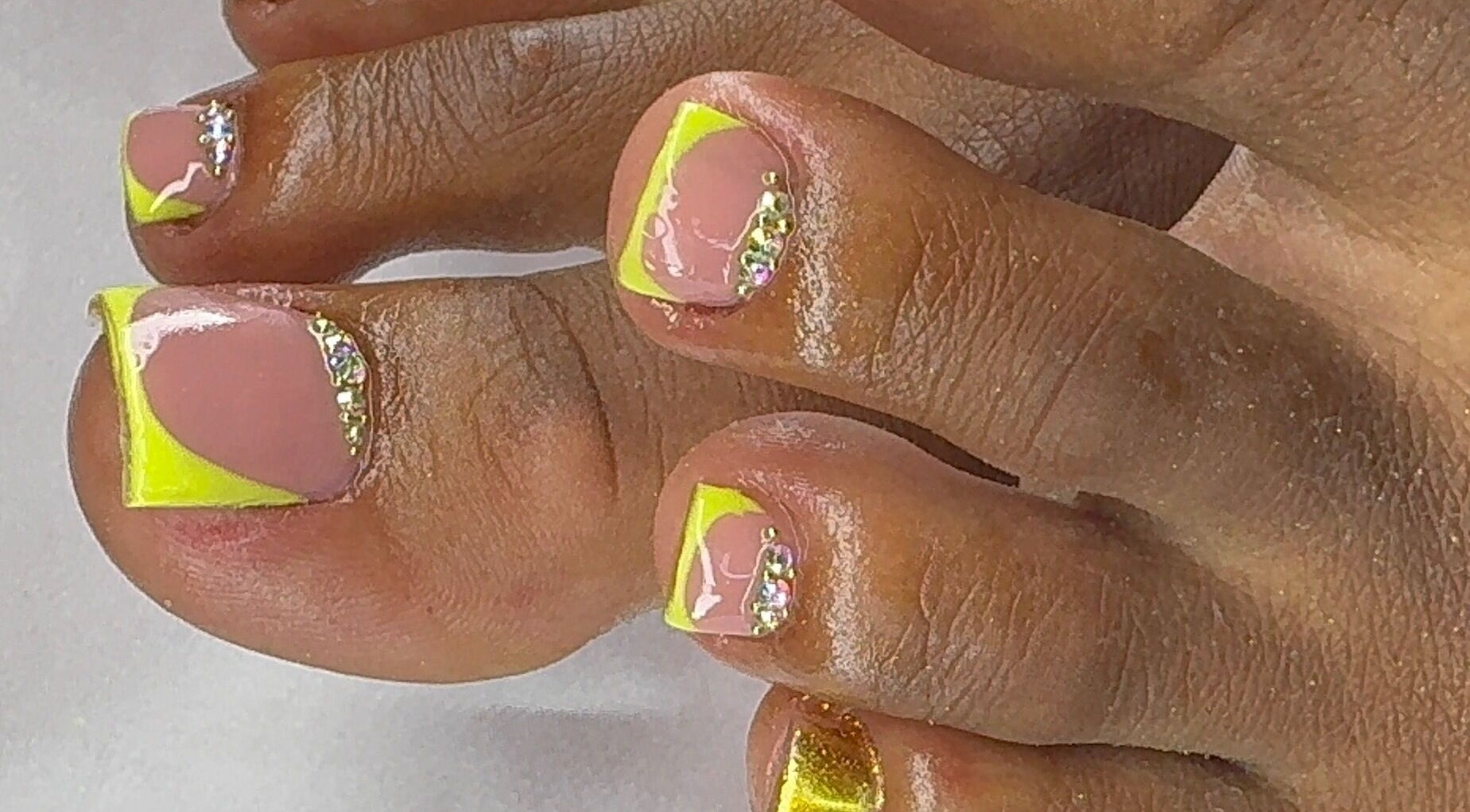 Design ongles avec paillettes chez Mel beauty nail’s, LAMENTIN, Guadeloupe, GP.