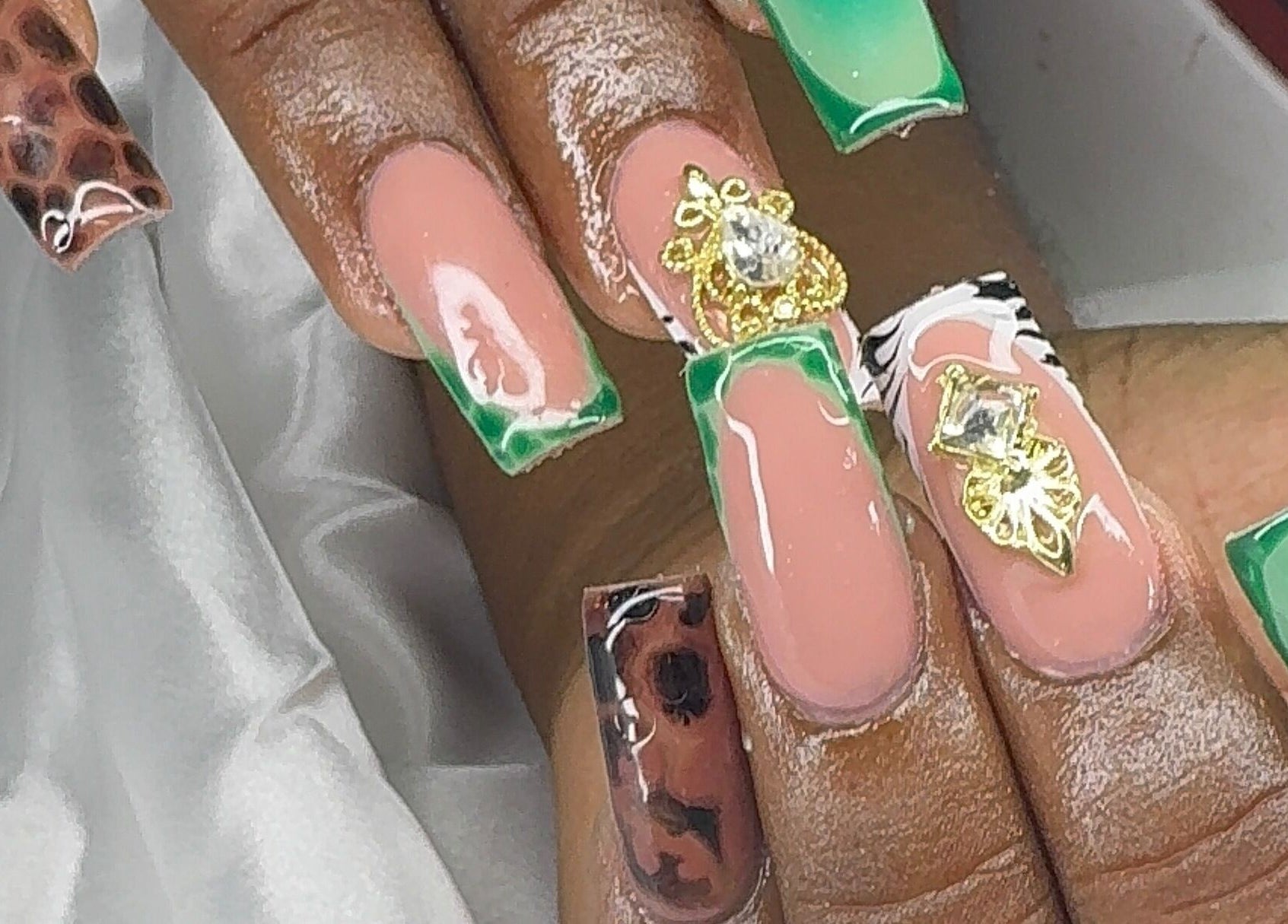 Design ongles à Mel beauty nail's, LAMENTIN, Guadeloupe, GP, avec couleurs et bijoux élégants.