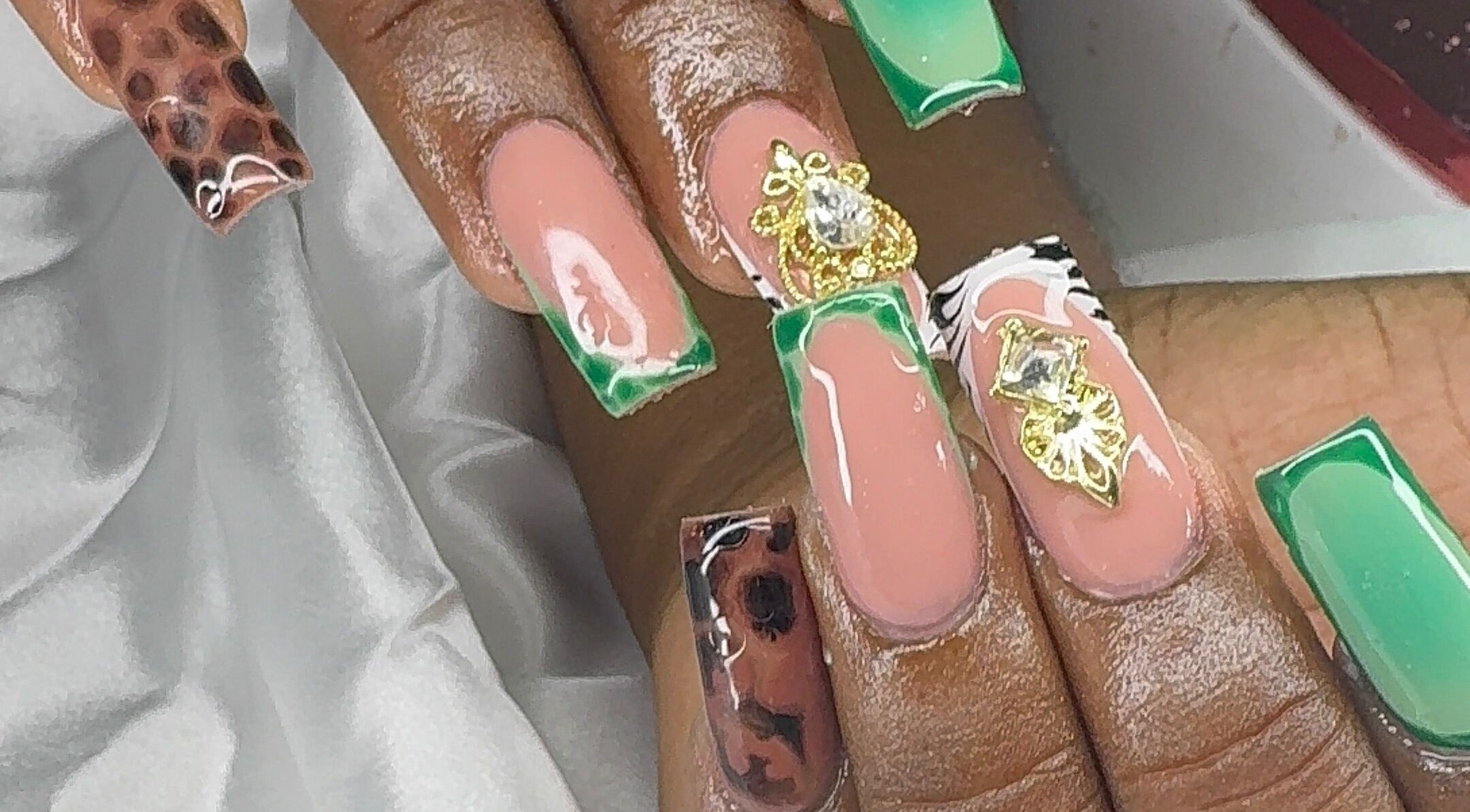 Design ongles à Mel beauty nail's, LAMENTIN, Guadeloupe, GP, avec couleurs et bijoux élégants.