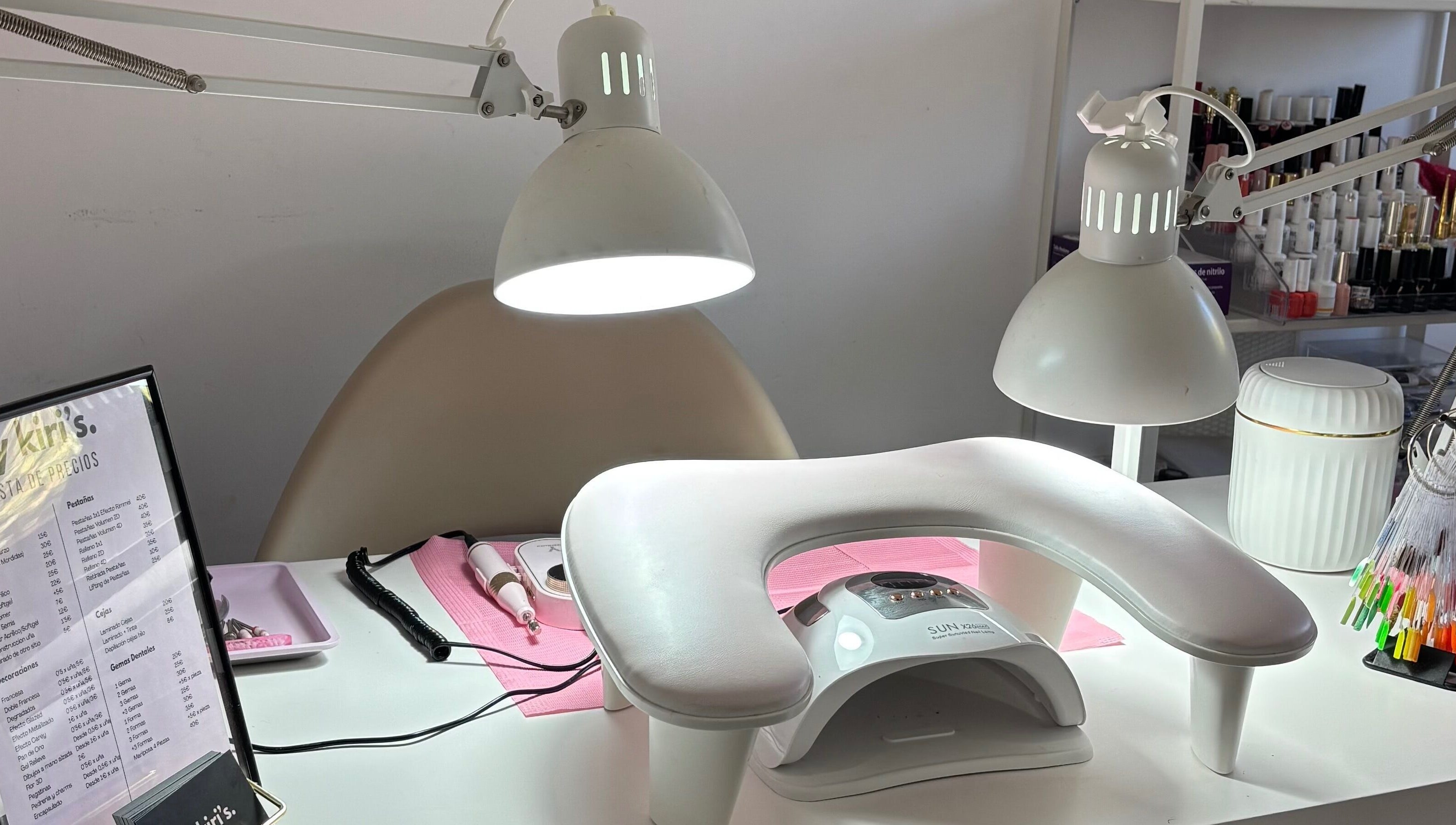 Mesa de manicura en By Kiri’s, Villamartin, Andalucía, ES, equipada con lámparas y herramientas profesionales.