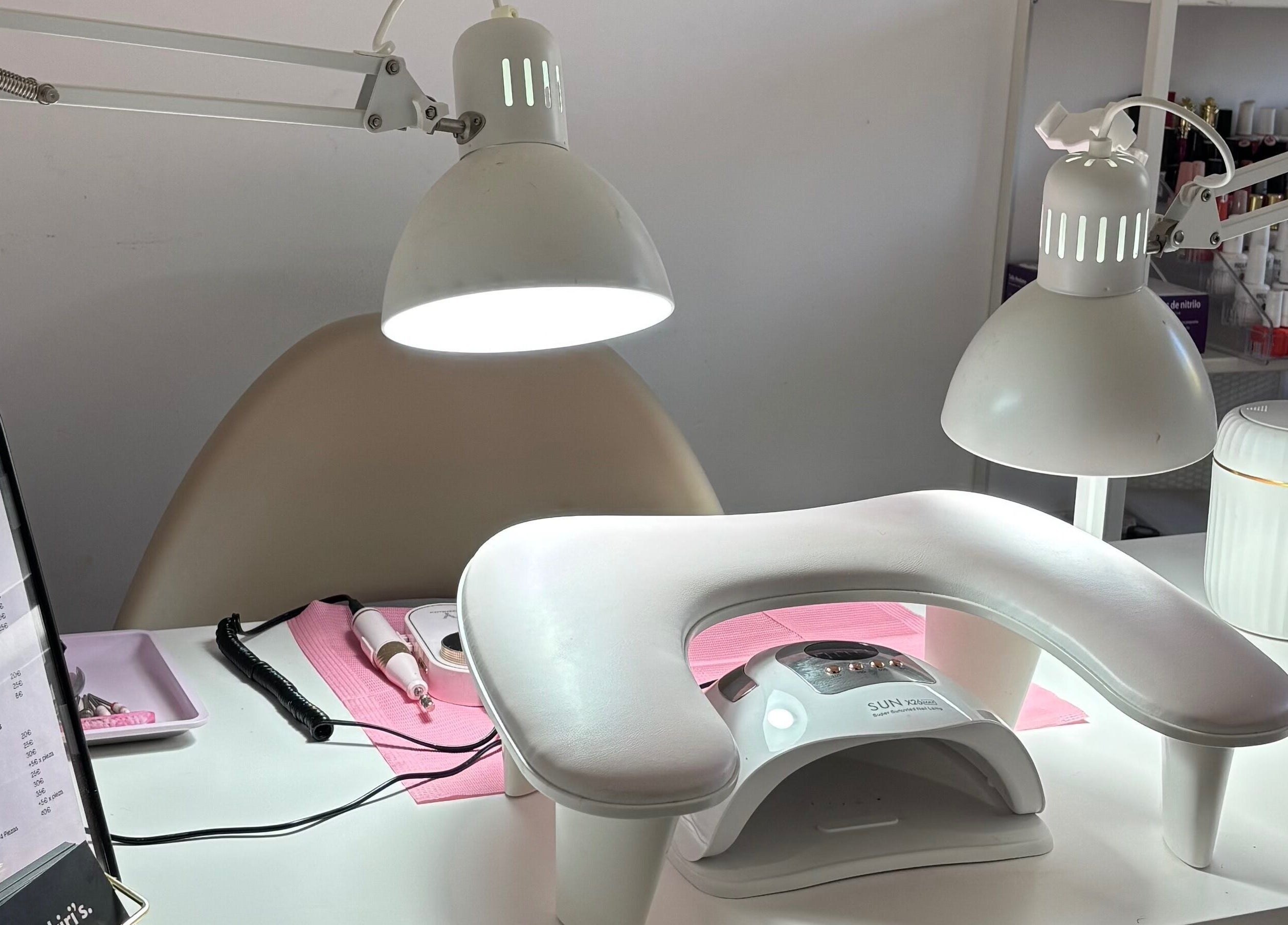 Mesa de manicura en By Kiri’s, Villamartin, Andalucía, ES, equipada con lámparas y herramientas profesionales.