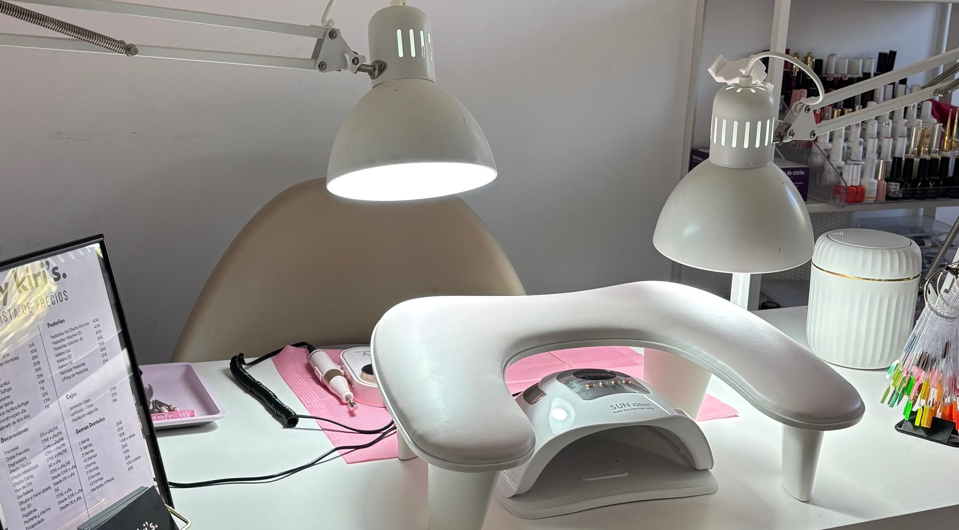 Mesa de manicura en By Kiri’s, Villamartin, Andalucía, ES, equipada con lámparas y herramientas profesionales.