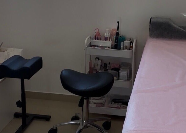 Sala de tratamiento de By Kiri’s en Villamartin, Andalucía, ES con cama de masaje y equipo de belleza.