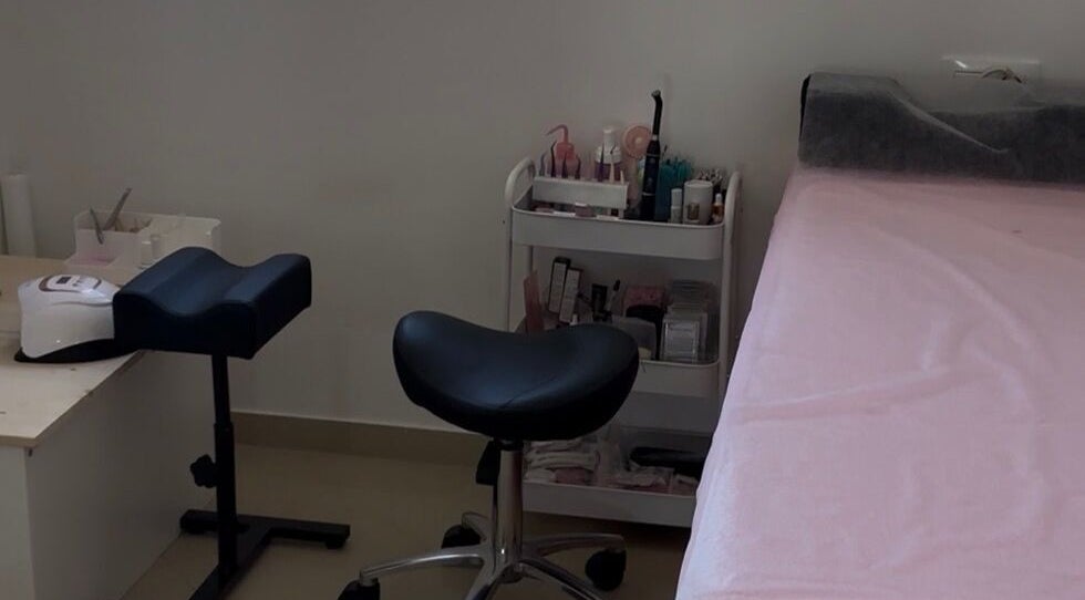 Sala de tratamiento de By Kiri’s en Villamartin, Andalucía, ES con cama de masaje y equipo de belleza.