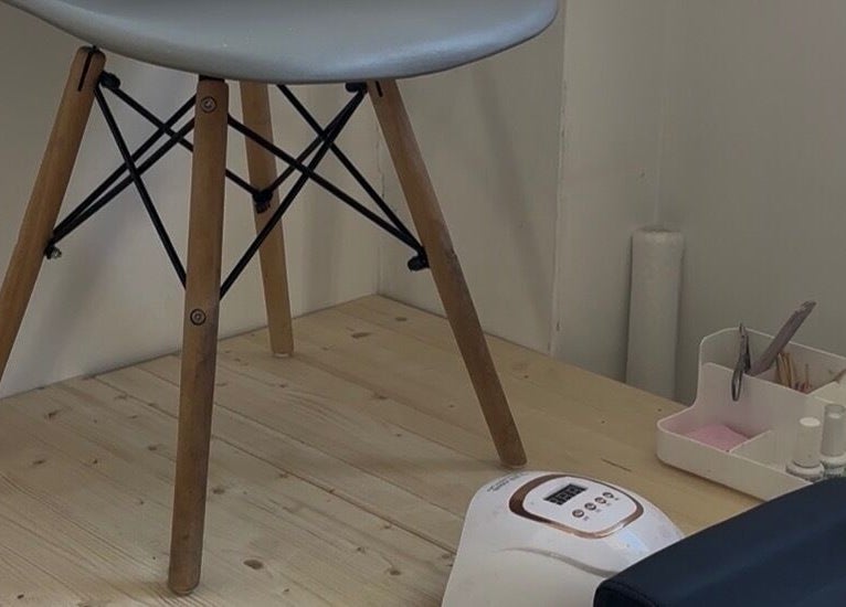 Zona de tratamiento en By Kiri’s, Villamartin, Andalucía, ES, con silla moderna y equipo de belleza.