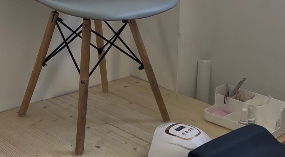 Zona de tratamiento en By Kiri’s, Villamartin, Andalucía, ES, con silla moderna y equipo de belleza.