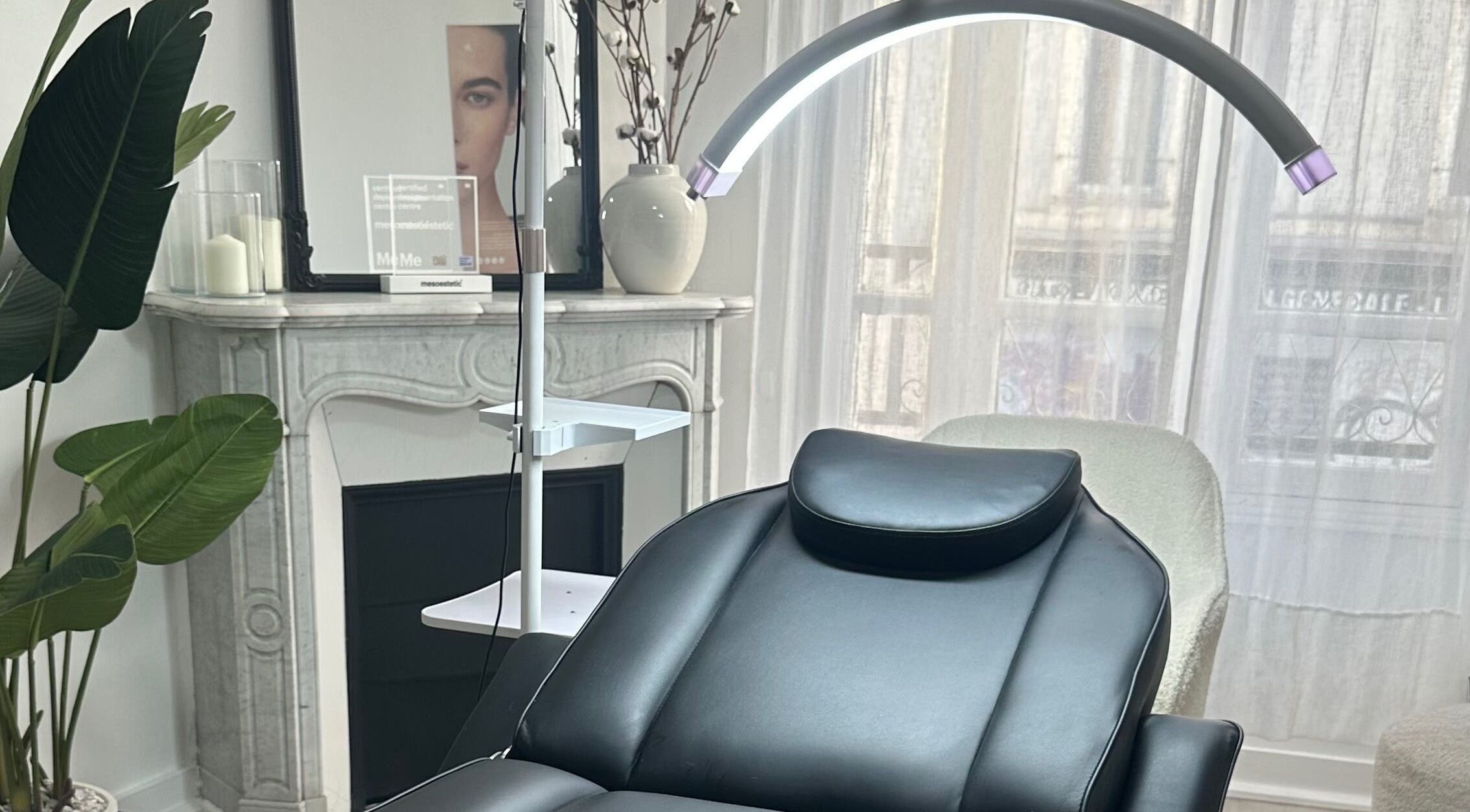 Salon élégant avec fauteuil de soins chez By Fouz Paris, Ivry-sur-seine, Île-de-France, FR.