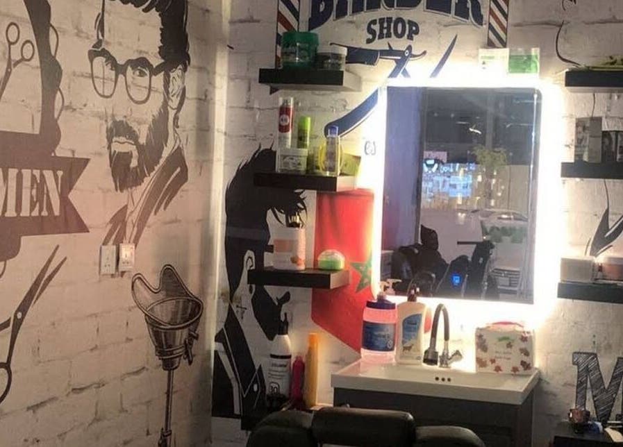 صالون نحتت الاطلس للحلاقة في الرياض، منطقة الرياض، SA يتميز بتصميم عصري ومجهز بأدوات وصور ملهمة.