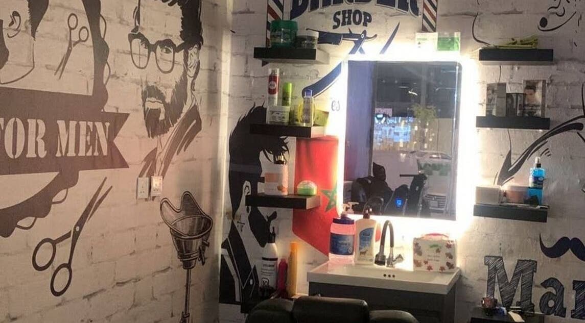 صالون نحتت الاطلس للحلاقة في الرياض، منطقة الرياض، SA يتميز بتصميم عصري ومجهز بأدوات وصور ملهمة.