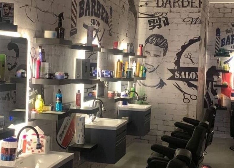 صالون حلاقة أنيق في نحتت الاطلس للحلاقة بالرياض, منطقة الرياض, SA بتصميم داخلي جذاب.