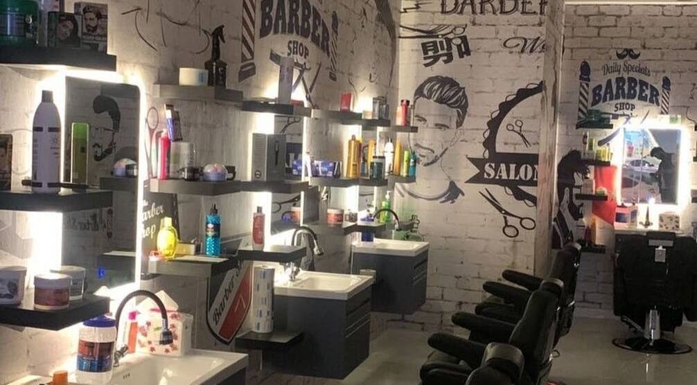 صالون حلاقة أنيق في نحتت الاطلس للحلاقة بالرياض, منطقة الرياض, SA بتصميم داخلي جذاب.