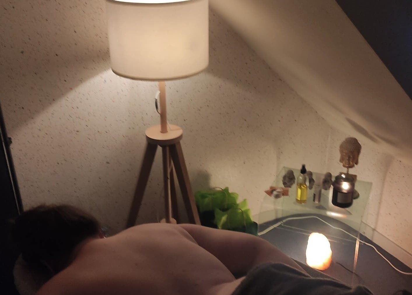 Éclairage doux dans une salle de massage à Massa Dom, Colmar, Grand Est, FR.