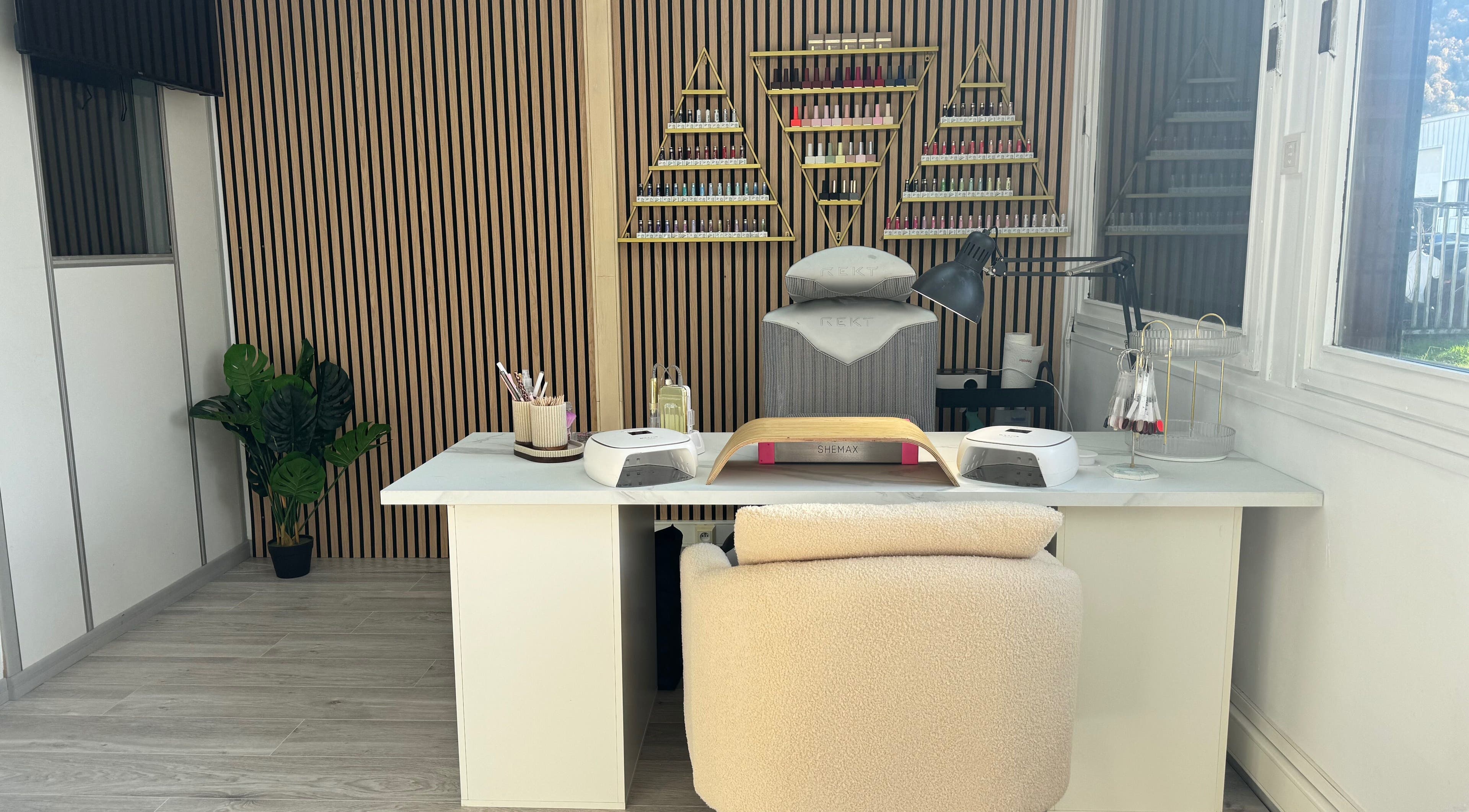 Espace de manucure moderne chez Happy Nail’s à Domène, Auvergne-rhône-alpes, FR.