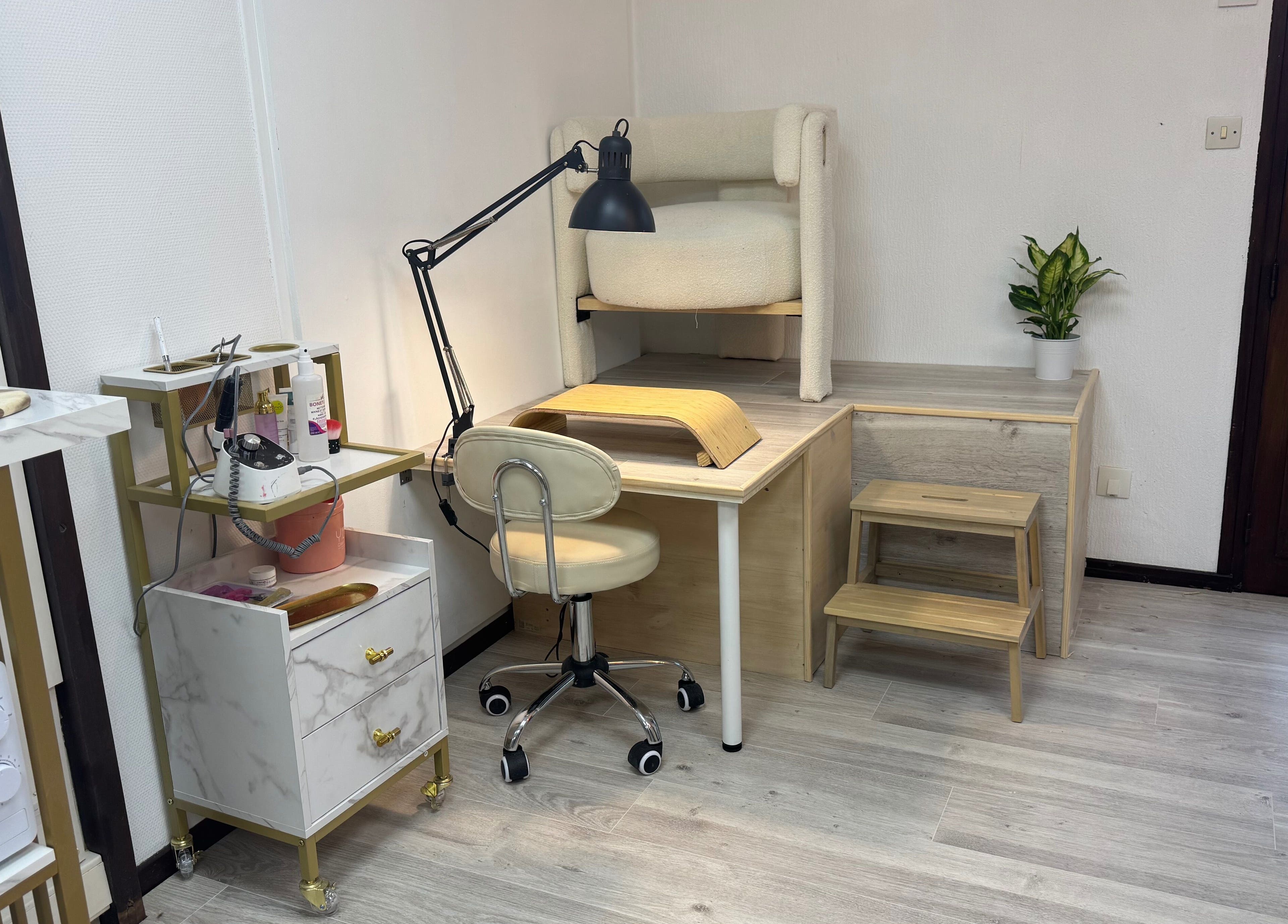 Espace manucure moderne à Happy Nail’s, Domène, Auvergne-rhône-alpes, FR avec mobilier élégant.