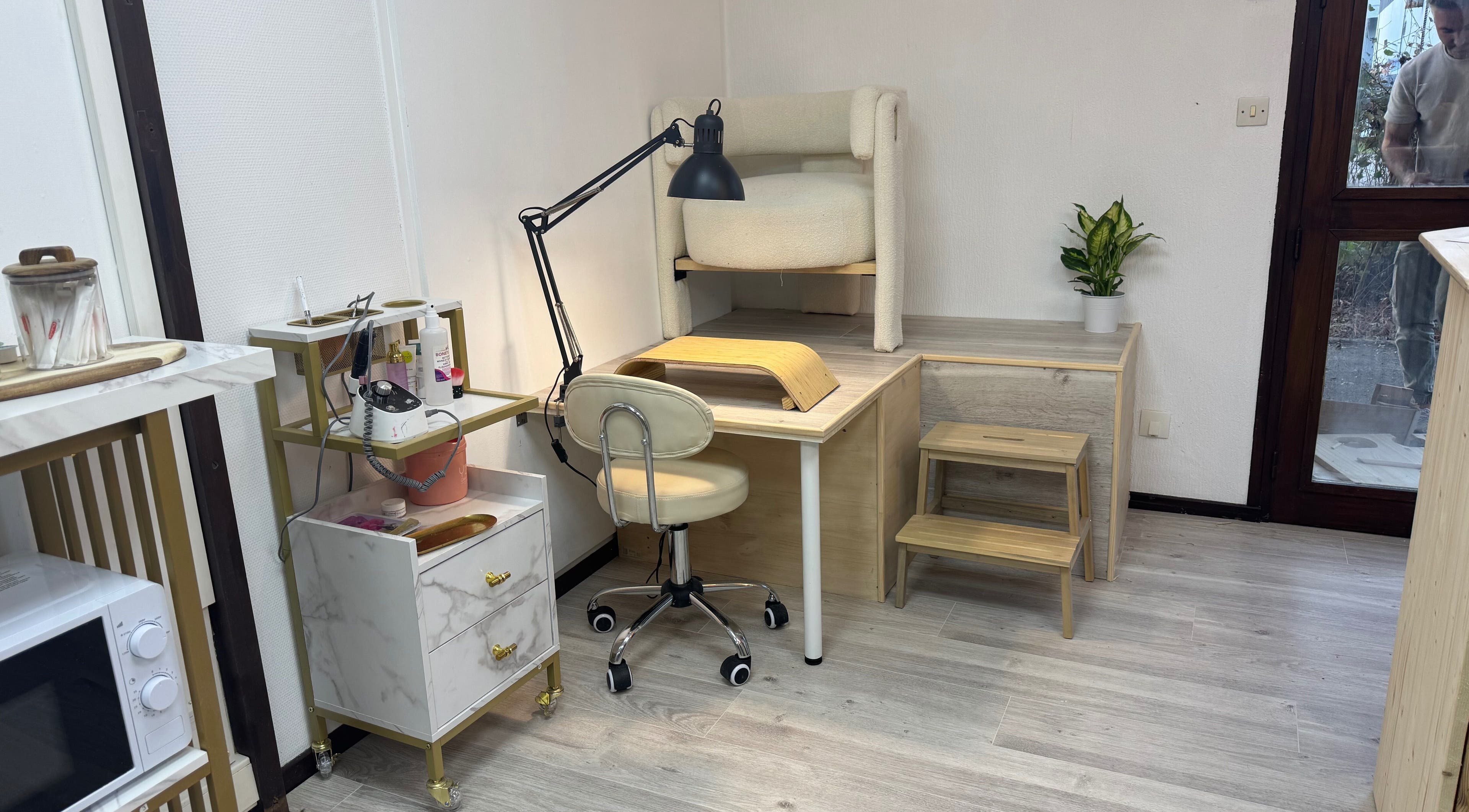 Espace manucure moderne à Happy Nail’s, Domène, Auvergne-rhône-alpes, FR avec mobilier élégant.