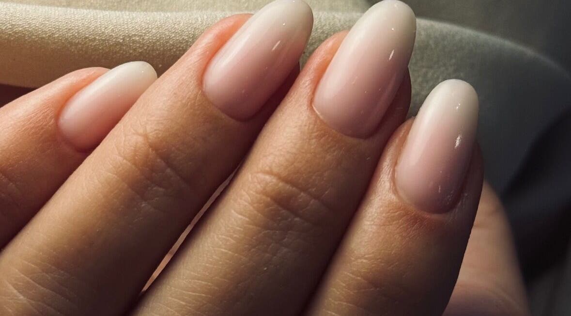 Manucure élégante chez Happy Nail’s à Domène, Auvergne-rhône-alpes, FR. Ongles rosés et soignés en gros plan.