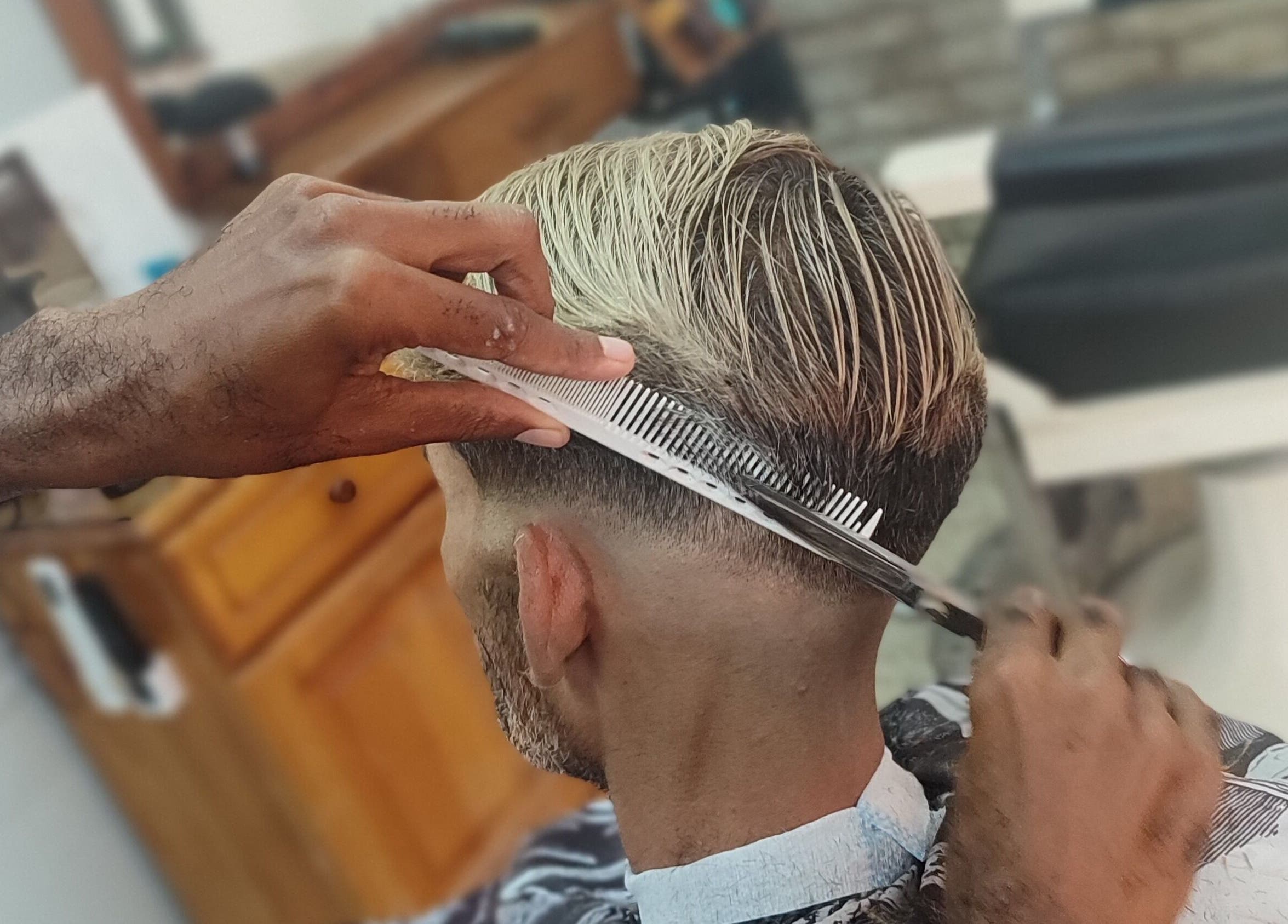 Corte de cabello en Barbería Sion, La Habana, La Habana, CU, mostrando atención al detalle.