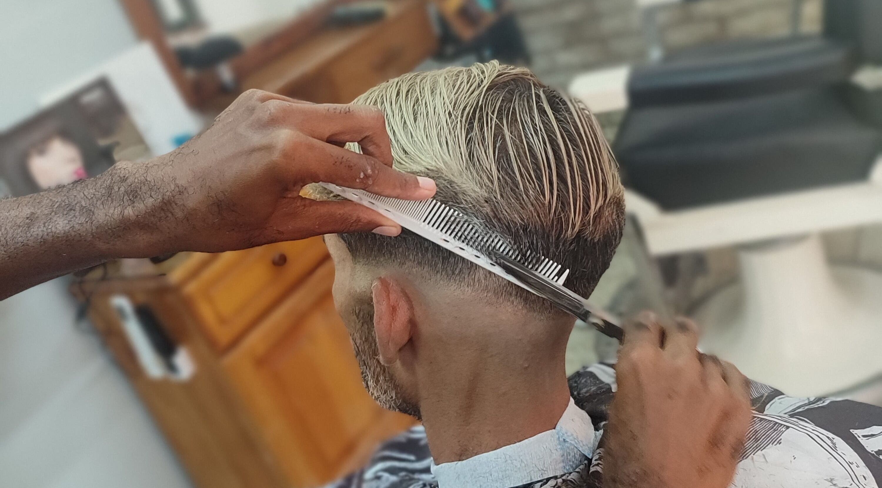 Corte de cabello en Barbería Sion, La Habana, La Habana, CU, mostrando atención al detalle.