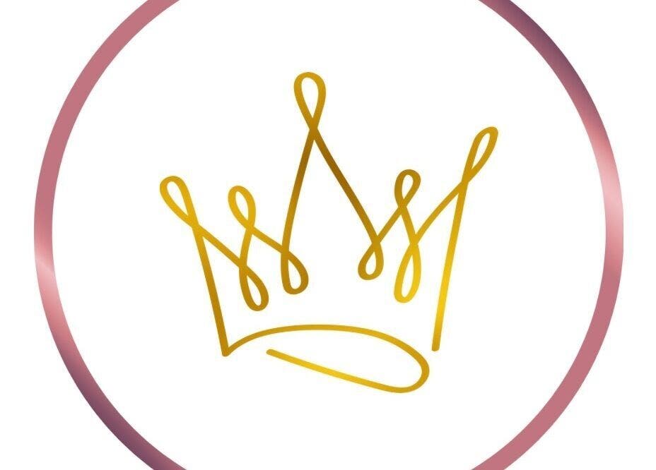 Logo van Sheofc in Paramaribo, Paramaribo, SR met een elegante gouden kroon in een roze cirkel.