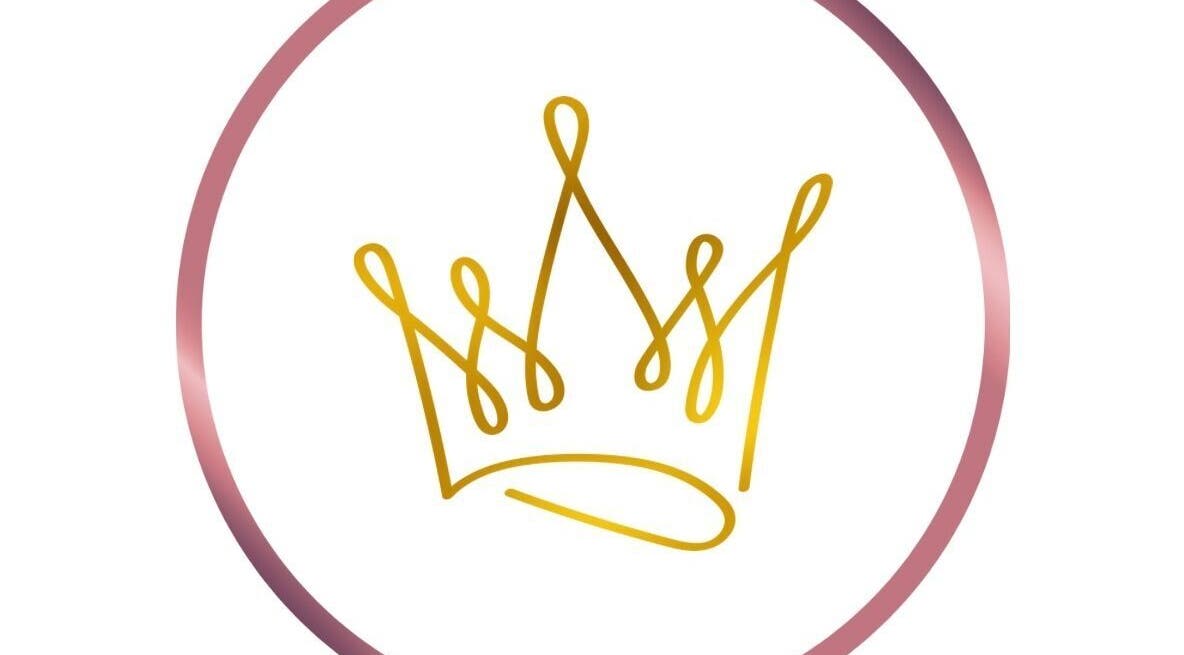 Logo van Sheofc in Paramaribo, Paramaribo, SR met een elegante gouden kroon in een roze cirkel.