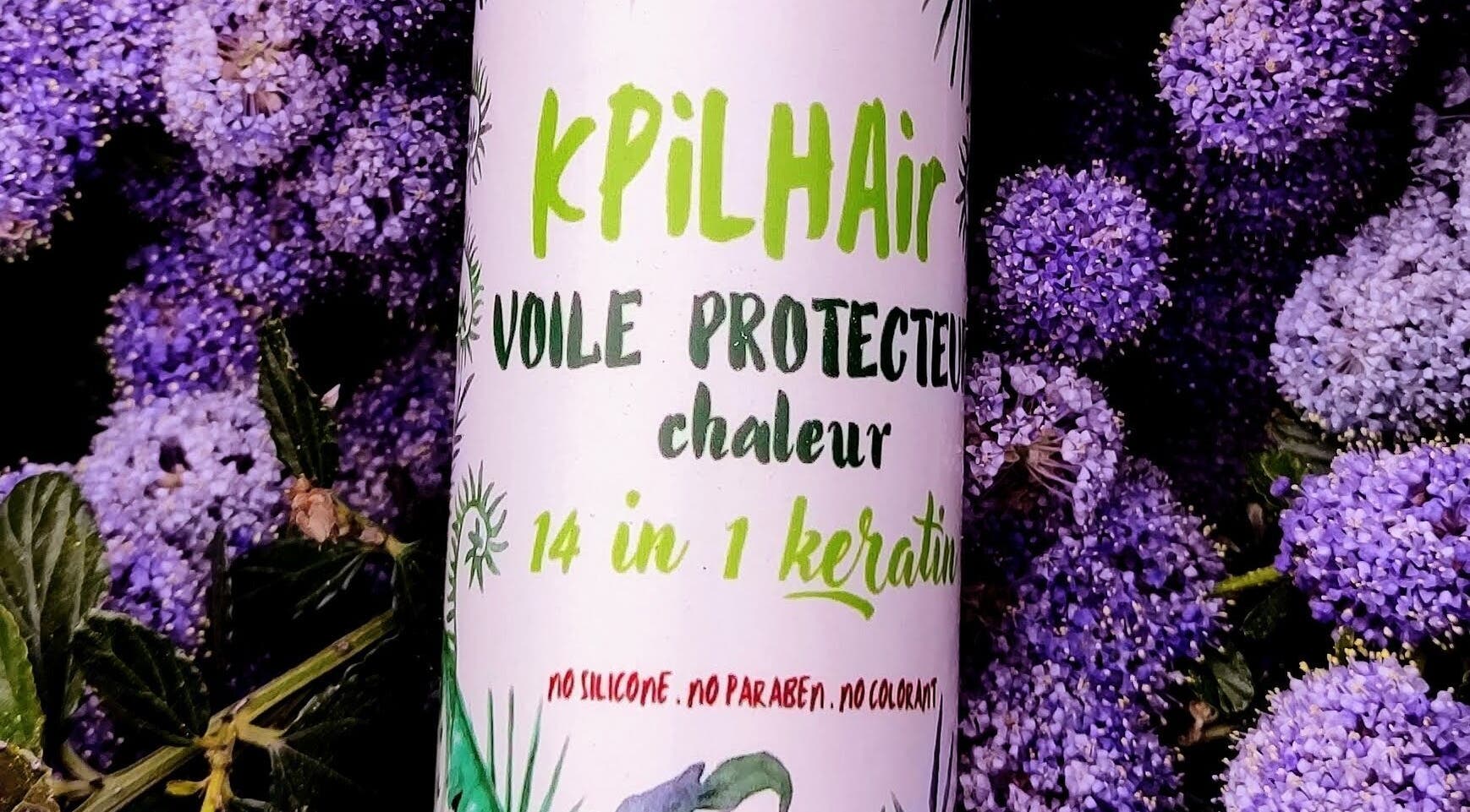 Produit KpilHair posé sur un fond de fleurs violettes à Saint-ambroix, Occitanie, FR.