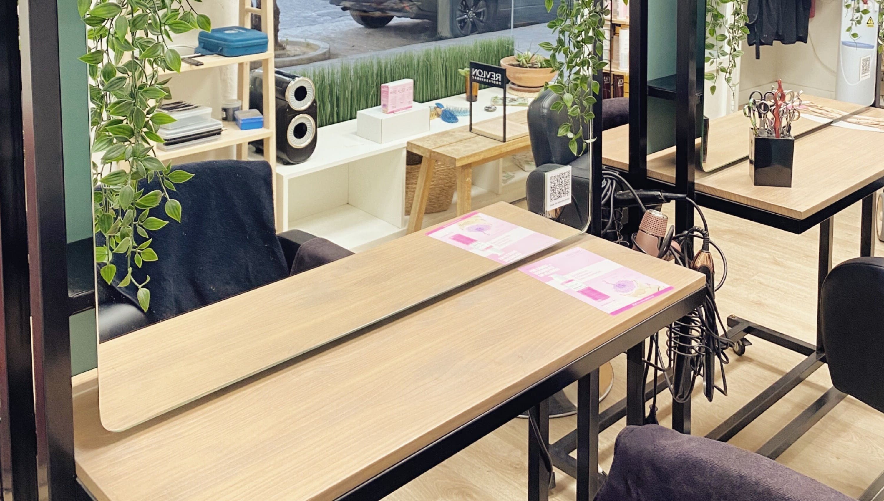 Estación de belleza en GOTTLICH Sevilla, Andalucía. Elegante mesa de tocador con espejo y plantas decorativas.