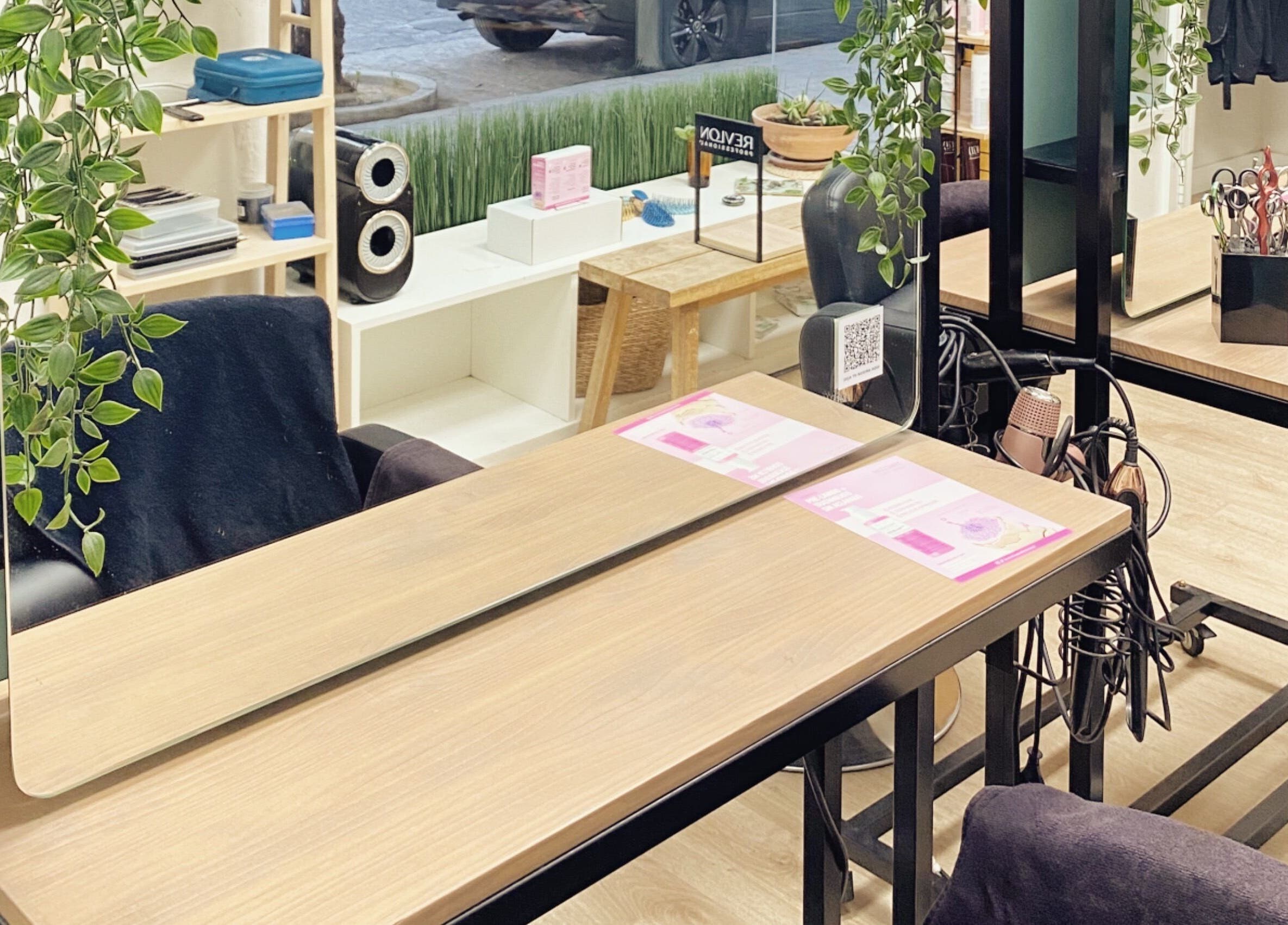 Estación de belleza en GOTTLICH Sevilla, Andalucía. Elegante mesa de tocador con espejo y plantas decorativas.