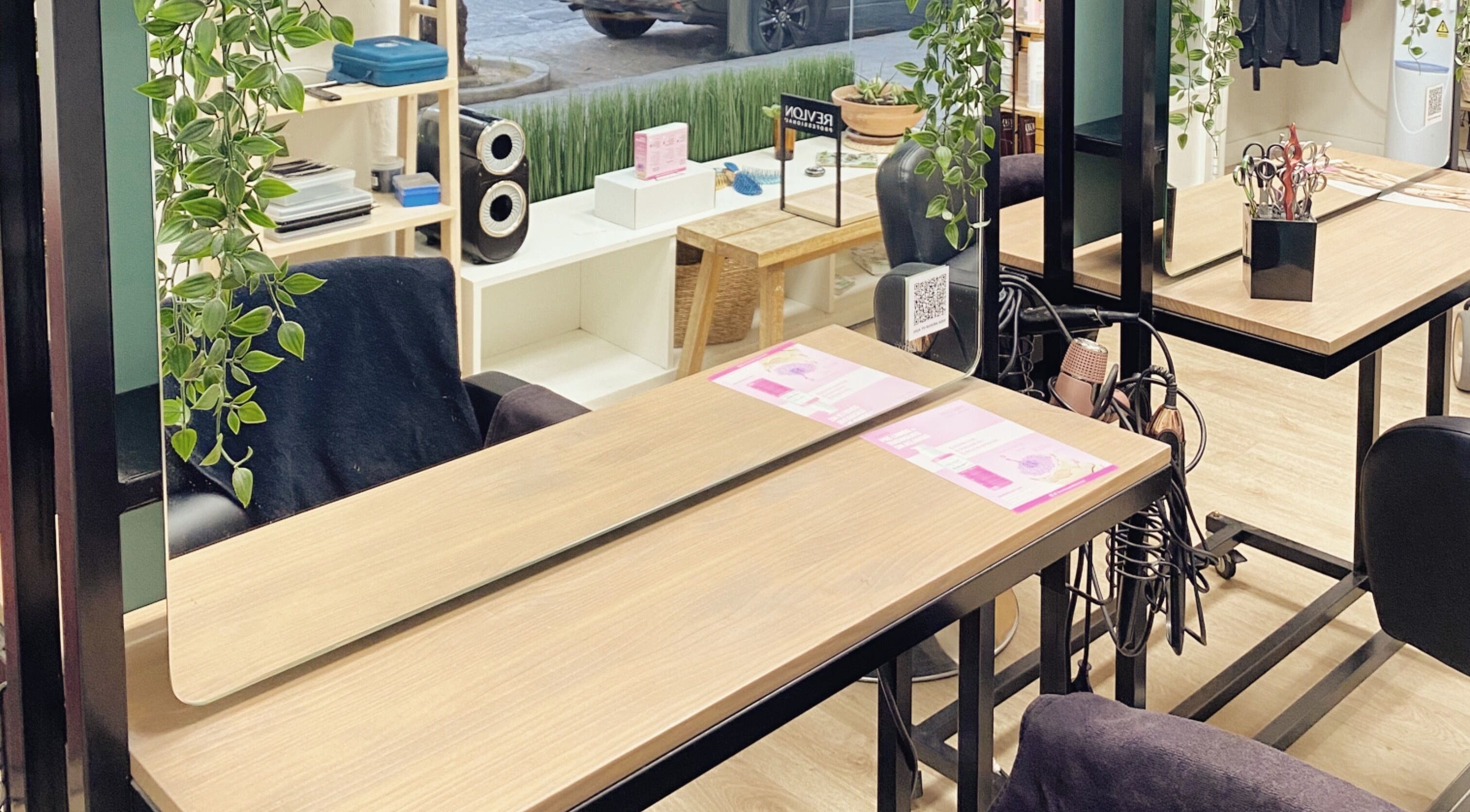 Estación de belleza en GOTTLICH Sevilla, Andalucía. Elegante mesa de tocador con espejo y plantas decorativas.