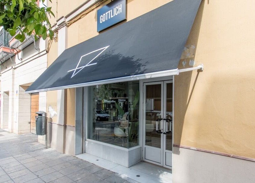 Fachada de GOTTLICH en Sevilla, Andalucía, ES, con toldo negro y entrada moderna.