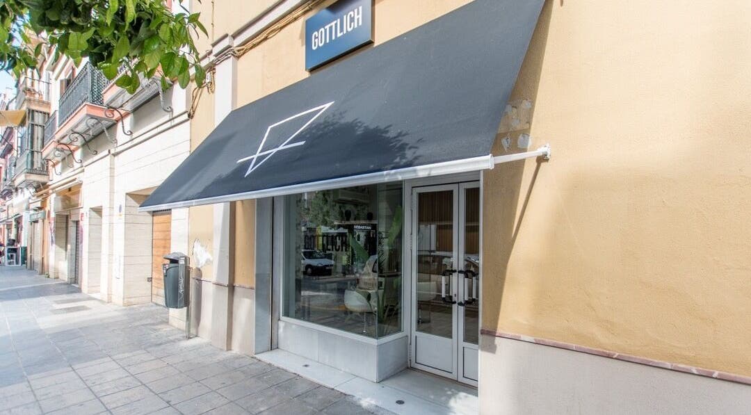 Fachada de GOTTLICH en Sevilla, Andalucía, ES, con toldo negro y entrada moderna.