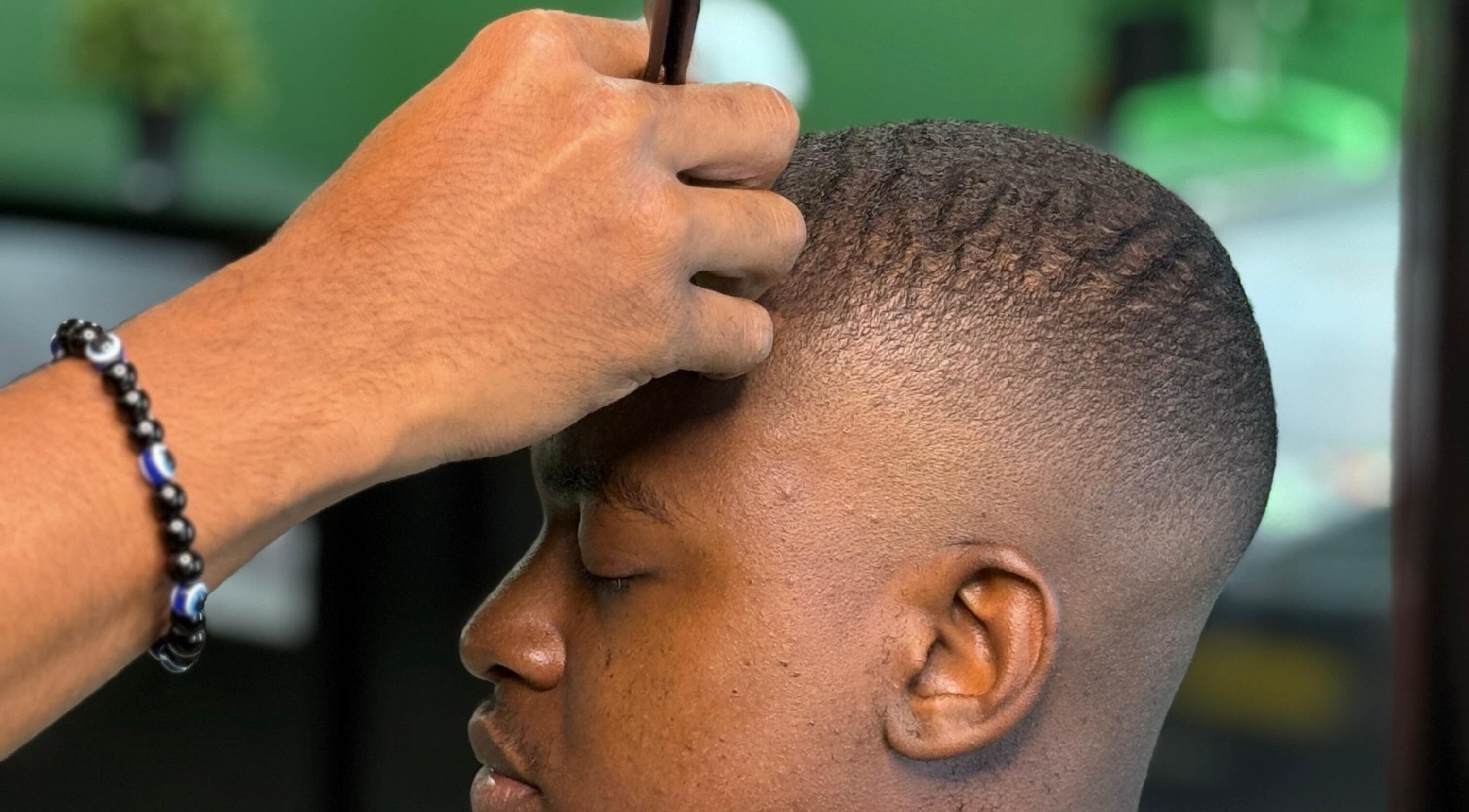Close-up of a professional haircut at Het Hoofd Kantoor, Paramaribo, Paramaribo, SR.