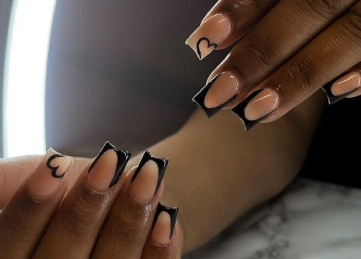 Moderne nail art met zwarte randen bij Nailsby.precious, Pijnacker, Zuid-holland, NL.