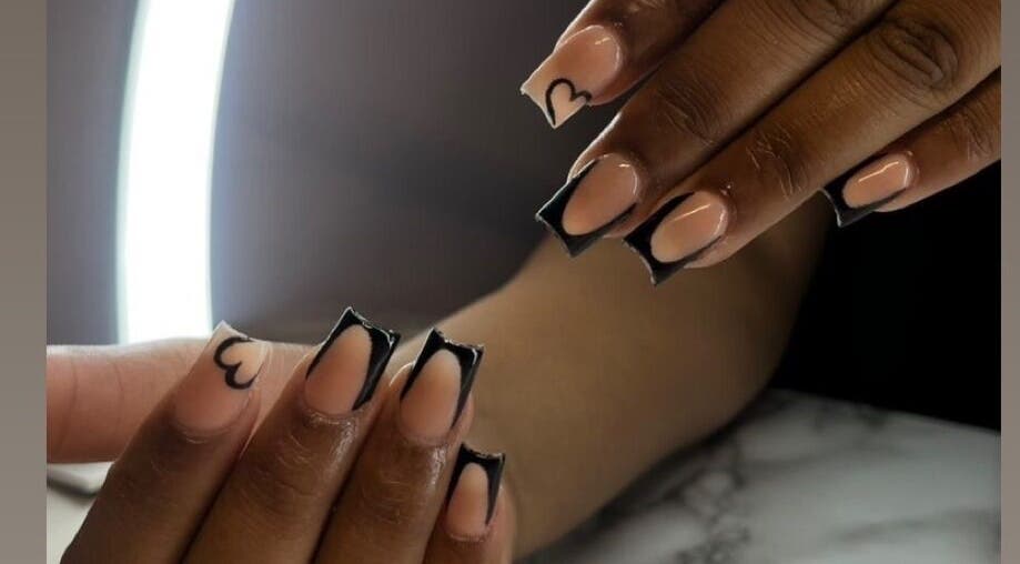 Moderne nail art met zwarte randen bij Nailsby.precious, Pijnacker, Zuid-holland, NL.