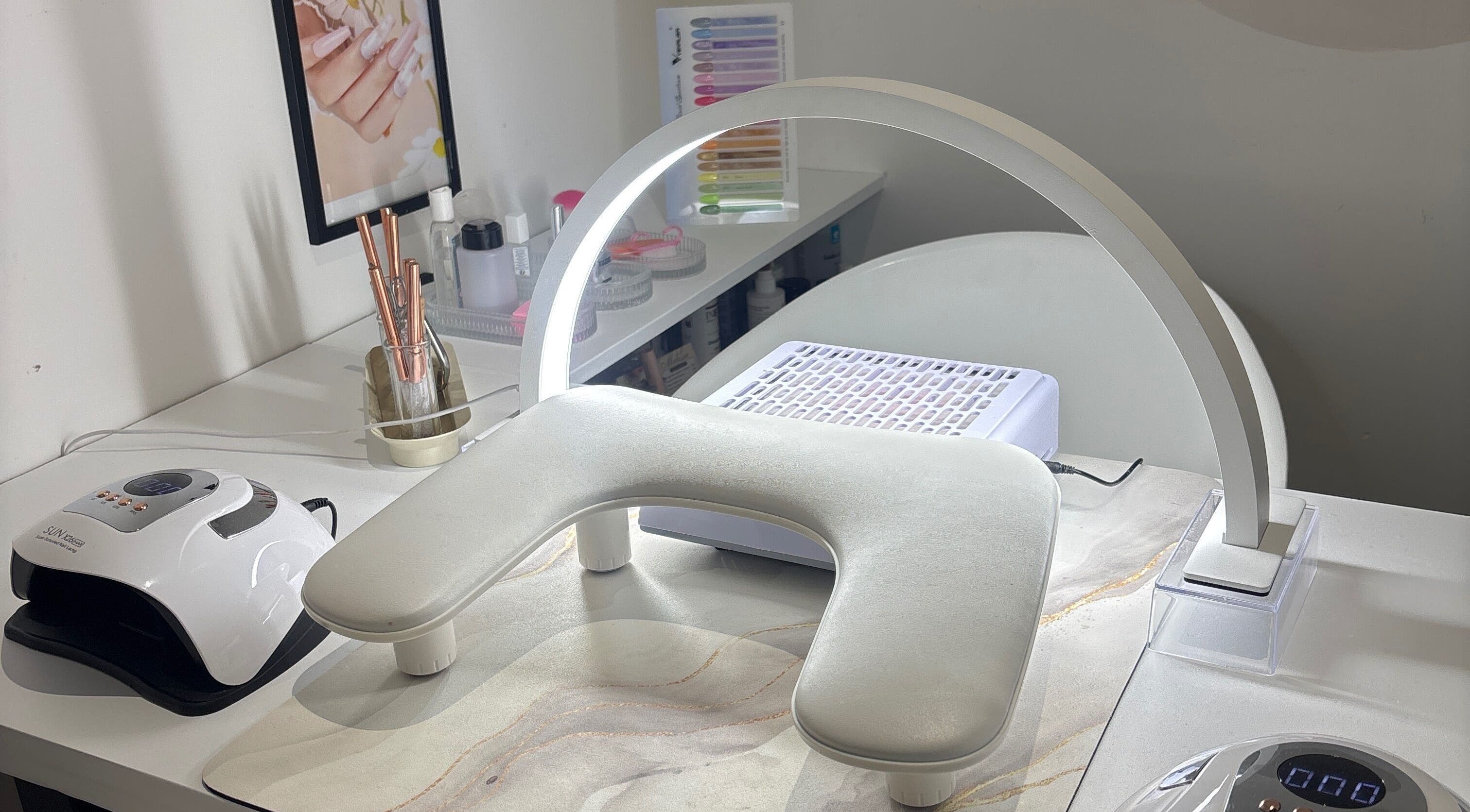 Poste de manucure moderne à Onglerie by Mélissa, Grézieux-le-fromental, Auvergne-rhône-alpes, FR.