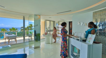 Reception area at NECTAR Spa CLIFF with an ocean view in Cupecoy, SX featuring friendly staff.