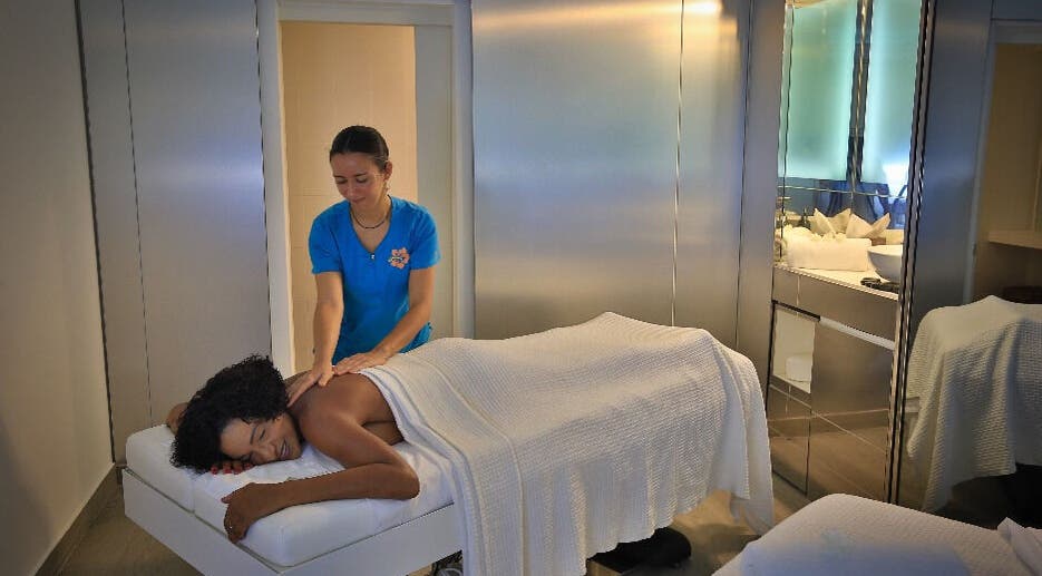Relaxing massage session at NECTAR Spa CLIFF in Cupecoy, SX, highlighting serene spa environment.